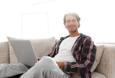 dizüstü bilgisayar ile ciddi genç adam.