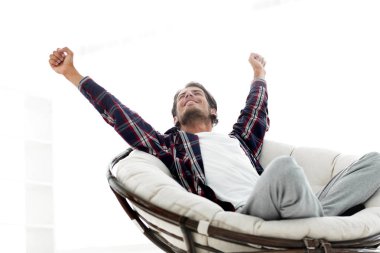 şık adam rahat bir sandalye germe