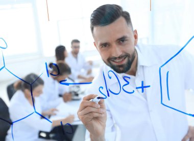 bir gülümseyen, yakın bilim adamı yazıyor bir formül tahtaya