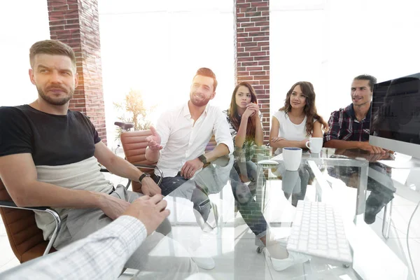 Business-team som sitter vid ett modernt skrivbord. — Stockfoto