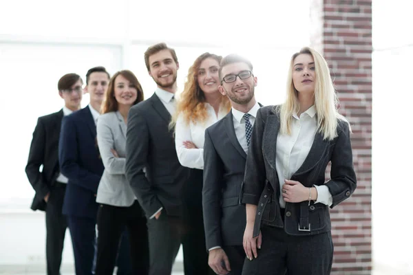 Skupina mladých podnikatelů stojící v řadě. — Stock fotografie