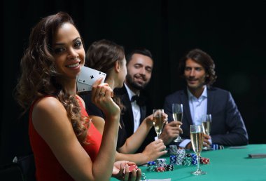siyah arka plan üzerine poker oynamaya genç esmer kadın