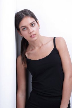 ileri yürüyüş dalgın genç kadın.