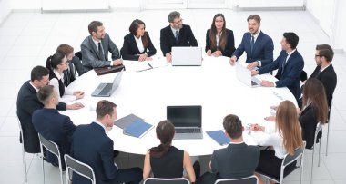 Toplantı odasında iş ortaklarıyla buluşacağım..