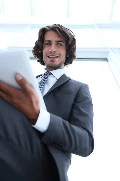 Primer plano .businessman trabajando en la tableta . —  Fotos de Stock