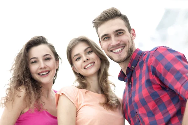 Close-up de três jovens sorrindo em fundo branco — Fotografia de Stock