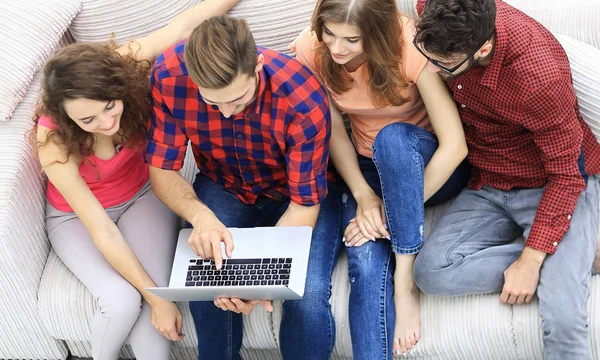 Grupp vänner med en bärbar dator, diskutera video — Stockfoto