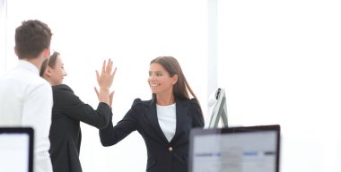 Birbirimizi beş yüksek veren çalışanlar.