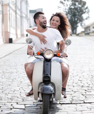 Güneşli bir günde bir şehir sürme mutlu genç Çift