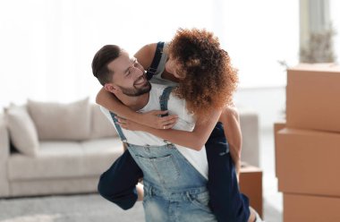 karısı kocası yeni bir dairede hugs..