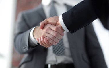 İş adamları el sıkışıyor. İş konsepti