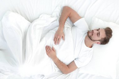 En iyi view.the adam evde kanepede yatan .