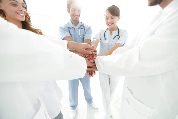 Ärzte und Krankenschwestern in einem medizinischen Team beim Händestapeln — Stockfoto