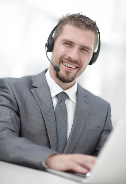 Jovem agente do call center com os fones de ouvido . — Fotografia de Stock