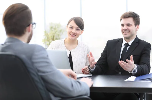 Les employés communiquent avec le client au bureau — Photo