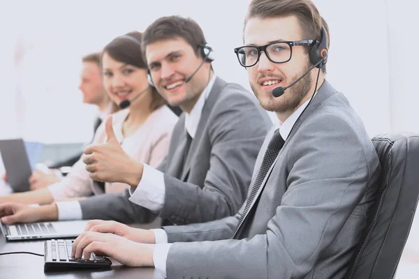 Call center empregado com fone de ouvido mostrando polegar para cima — Fotografia de Stock