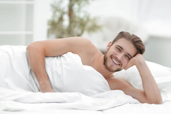 Homem de sucesso está descansando em sua casa . — Fotografia de Stock