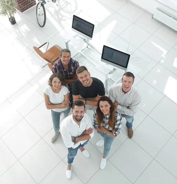 Jonge professionals in de buurt van het bureaublad — Stockfoto