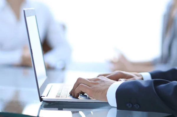 Närbild av affärsmannen att skriva på laptop. — Stockfoto