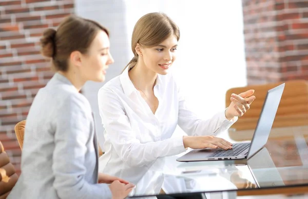 Managerin zeigt Kundeninformationen auf dem Laptop. — Stockfoto