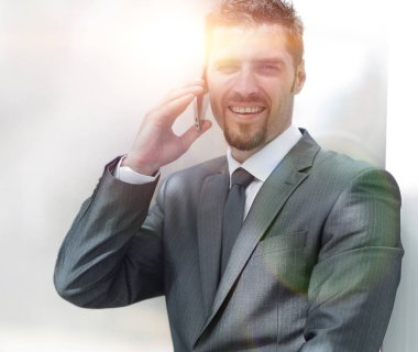 pencere kenarında oturan telefonda konuşurken çalışan