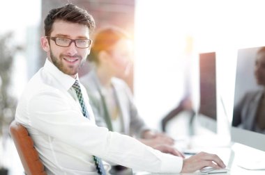 Bulanık arkaplan ofisindeki iş adamı