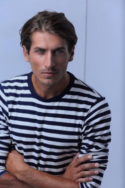 closeup.Serious düşünceli genç adam.