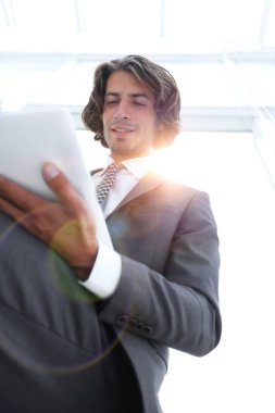 portre .businessman tablet üzerinde çalışan.