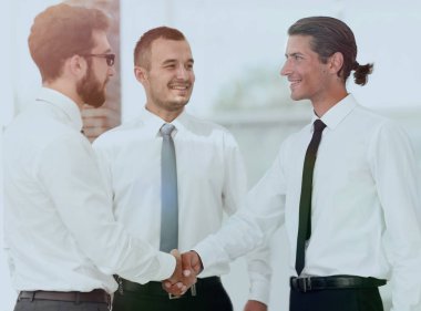 dost el sıkışma meslektaşları bir toplantıda