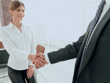 Kadın müdür, müşteriyi el sıkışarak karşılıyor..