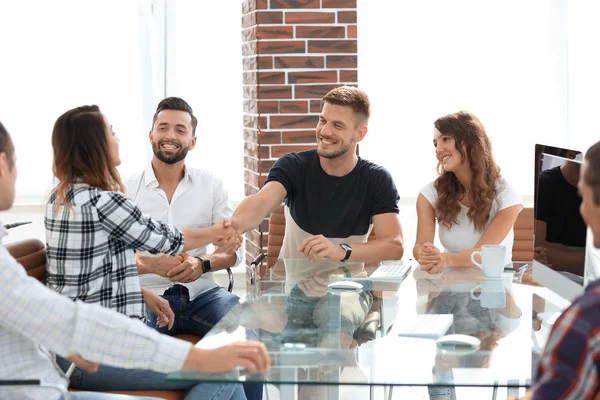 Apretón de manos de los empleados jóvenes — Foto de Stock