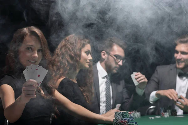 Mujer sonriente con la combinación ganadora de cartas —  Fotos de Stock