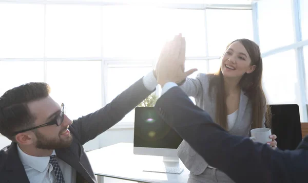 Business team geven elkaar een high five — Stockfoto