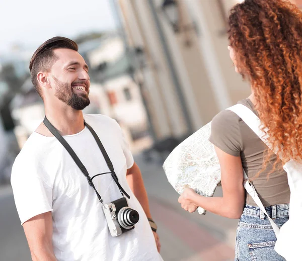 Genç çift mutlu görünürken bir rehbere bakıyor.