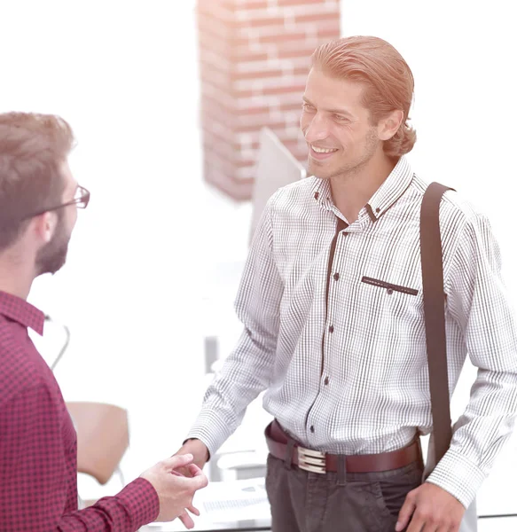 Profis sprechen, stehen im Büro — Stockfoto