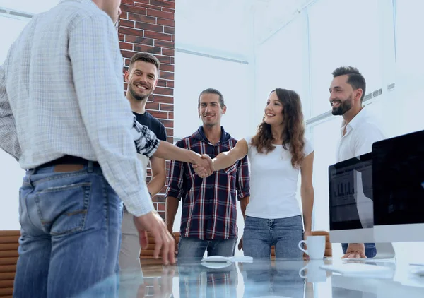 Apretón de manos de jóvenes diseñadores y clientes — Foto de Stock