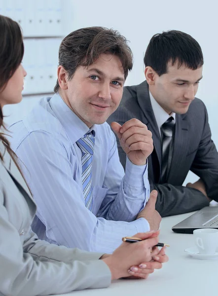 Chefe de equipe de negócios sentado na mesa — Fotografia de Stock