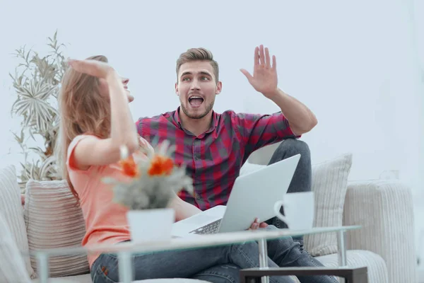 Feliz jovem casal dando uns aos outros um alto cinco — Fotografia de Stock