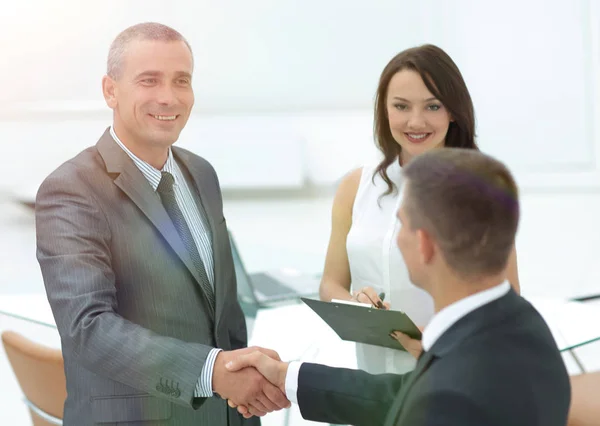 Üzleti partnerek az irodában closeup.Handshake. — Stock Fotó