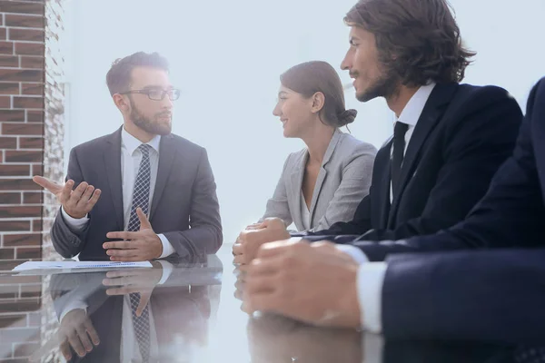 Manager houdt een bijeenkomst met de business team — Stockfoto
