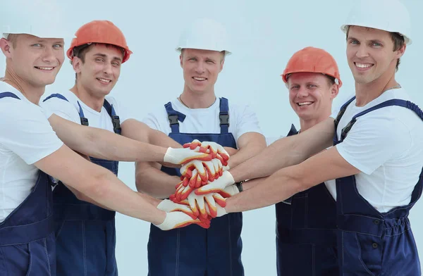 Team av byggare står med händerna knäppta tillsammans — Stockfoto