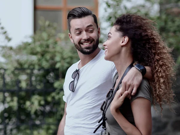 Alegre joven pareja caminando en la calle urbana — Foto de Stock