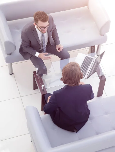 Två affärsmän diskutera uppgifter sitter vid office bord. — Stockfoto