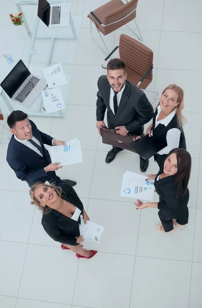 Visa från top.business teamet diskuterar Marknadsföringsdiagram, stående på kontoret. — Stockfoto