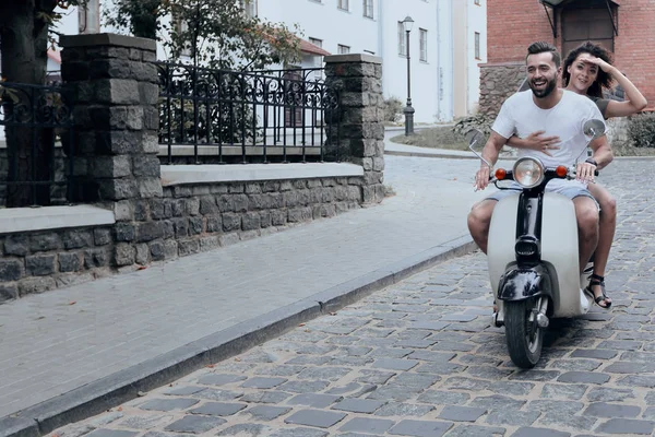 A fiatal pár lovaglás motoros robogó városban — Stock Fotó