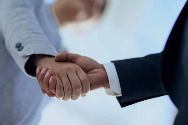 Uomini d'affari stringendo la mano isolati su sfondo bianco — Foto Stock