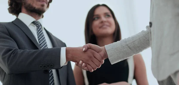 Gli uomini d'affari stringono la mano contro stanza con grande finestra loo — Foto Stock