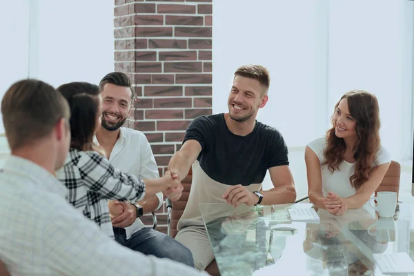 Apretón de manos de los empleados jóvenes — Foto de Stock