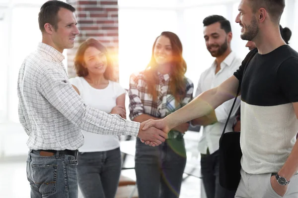 Apretón de manos socios comerciales en la oficina creativa . — Foto de Stock