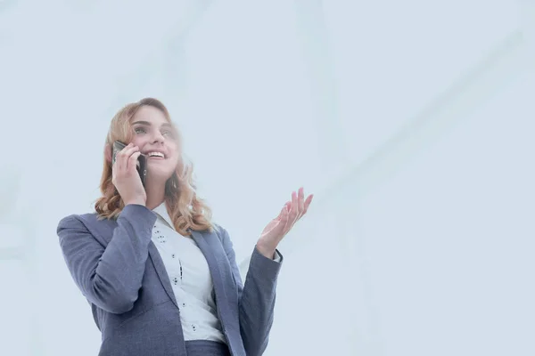 Succesvolle zakenvrouw praten aan de telefoon. — Stockfoto